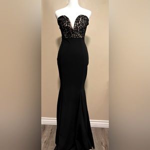 Elegant Black Lace Evening Gown